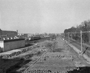 856445 Gezicht op de moestuintjes tussen de spoorlijnen Utrecht-'s-Hertogenbosch (links) en Utrecht-Arnhem, vanaf het ...